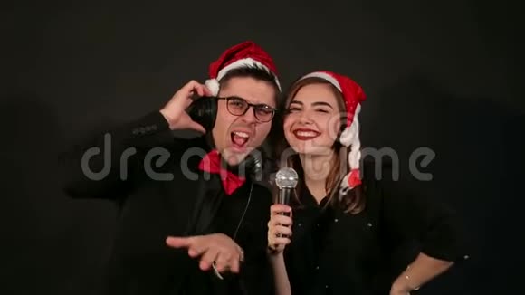 两个戴着耳机的圣诞帽DJ的肖像视频的预览图