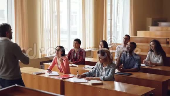开朗的学生举手回答老师问题留胡子的教授指着年轻人视频的预览图
