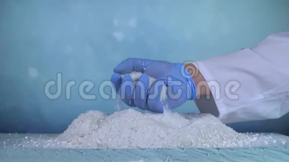 科学家用蓝手套检查冰面和冰面视频的预览图