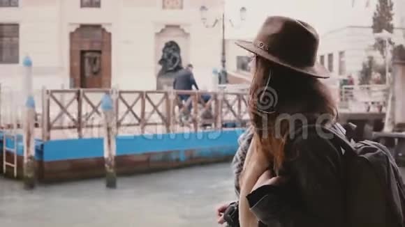 意大利威尼斯一位快乐的年轻美丽的旅游妇女在城市河流上享受着大气的乘船旅行视频的预览图