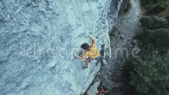 男子攀岩在艰难的运动路线上攀岩者进行艰难的移动和坠落视频的预览图