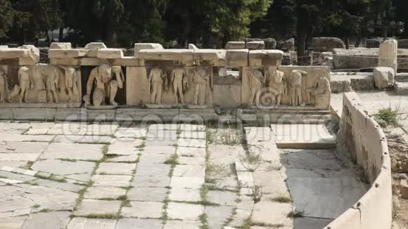 希腊雅典卫城狄奥尼索斯剧院的雕刻浮雕视频的预览图