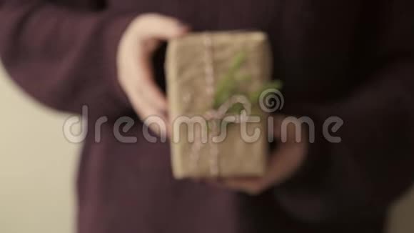 时光礼物穿着深紫色紧身衣的女孩手中的圣诞礼盒视频的预览图