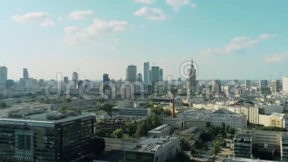 华沙市夏季日配有办公大楼和宫殿的空中拍摄视频的预览图