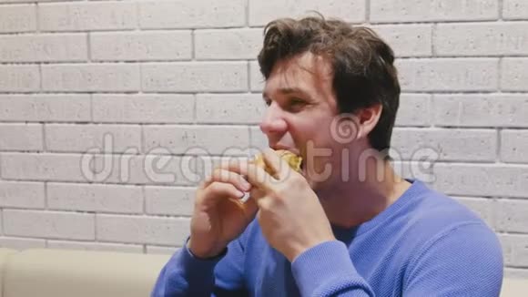 人们在咖啡馆里津津有味地吃着汉堡包视频的预览图