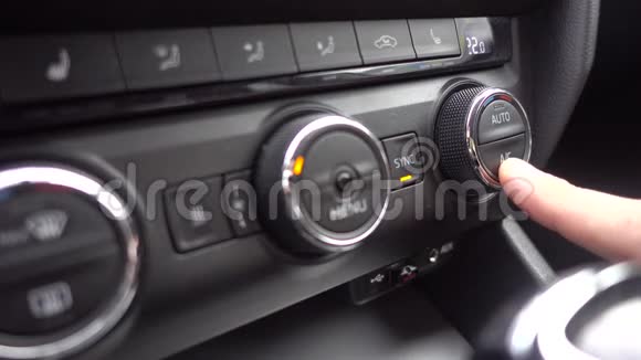 汽车里的气候控制调节温度控制视频的预览图