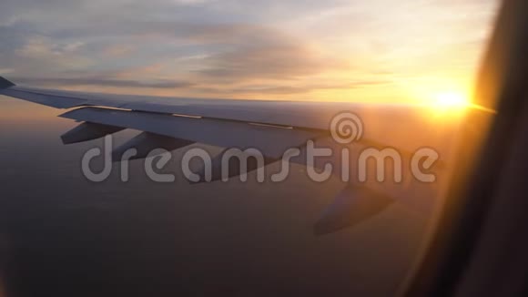在飞机的窗口日落飞机机翼的美丽景色客运和旅行视频的预览图
