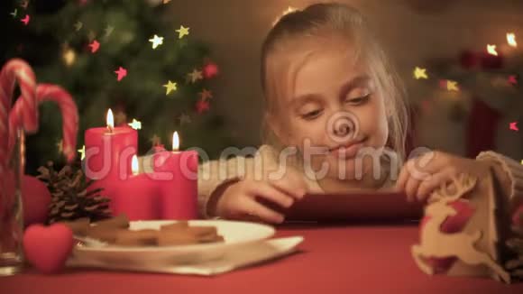 可爱的女孩为圣诞老人准备信封孩子气的奇迹视频的预览图