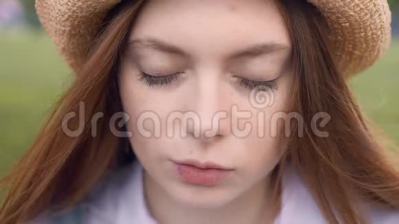 年轻姜女闭着眼睛站在外面的画像视频的预览图