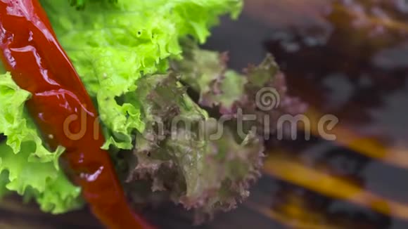 木制背景上的食物成分将红辣椒草本植物玉米和番茄酱放在木板上餐厅视频的预览图