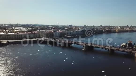 圣彼德堡大桥的鸟瞰图横跨涅瓦河在蓝天上行驶汽车库存数据视频的预览图