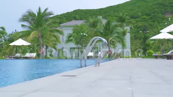 豪华别墅酒店度假村和蓝色游泳池在海边和现代城市全景豪华无限游泳池和度假胜地视频的预览图
