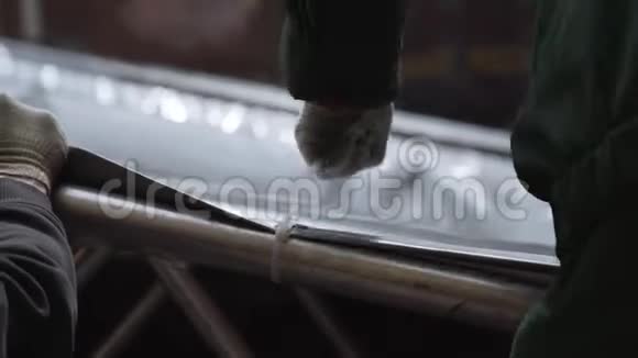 灰色防水布用塑料别针连接到铝结构上视频的预览图