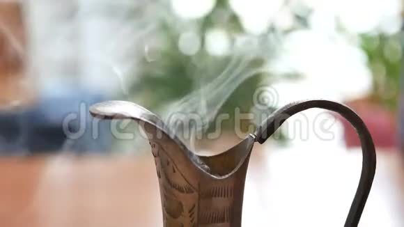 咖啡茶蒸汽从银壶视频的预览图