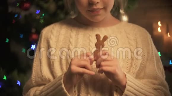 可爱的孩子吃传统的圣诞饼干装饰的树闪闪发光视频的预览图