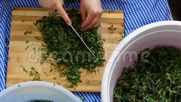 把食物当作新鲜当作新鲜的草来食用把结草来做火鸡用玛迪马克草特写用玛迪马克草做饭视频的预览图