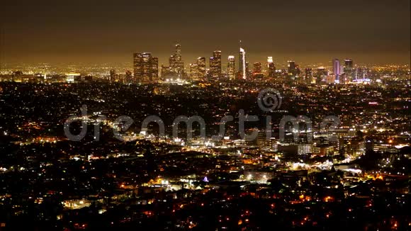 洛杉矶夜间的时间流逝鸟瞰图视频的预览图