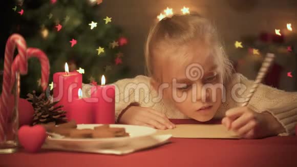 圣诞假期前小女孩写愿望清单等待礼物视频的预览图