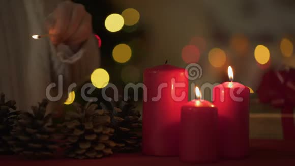 小可爱的女孩在圣诞前夜点燃蜡烛相信幸福的未来视频的预览图