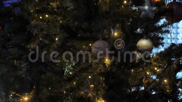 闪烁着黄色灯光的圣诞树视频的预览图