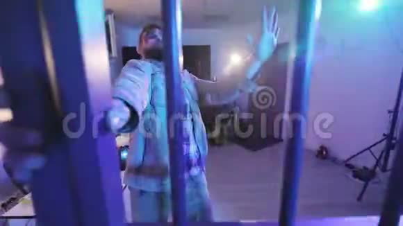 一个带着伤口和胡须的流浪汉在监狱里跳舞视频的预览图