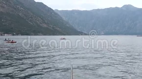 在平静的水面上划船的人视频的预览图