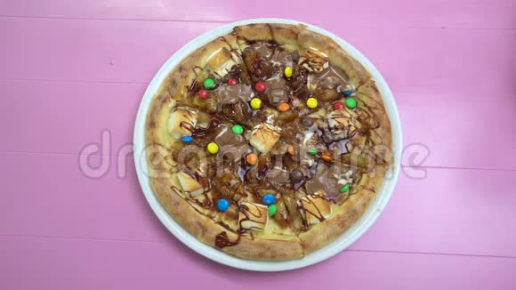 比萨与融化的巧克力和五彩糖果视频的预览图