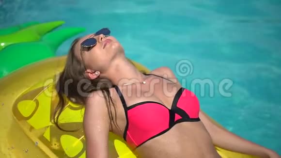 夏天美丽的年轻女子比基尼辣妹在热带游泳池放松参加日光浴的女人性感女孩视频的预览图