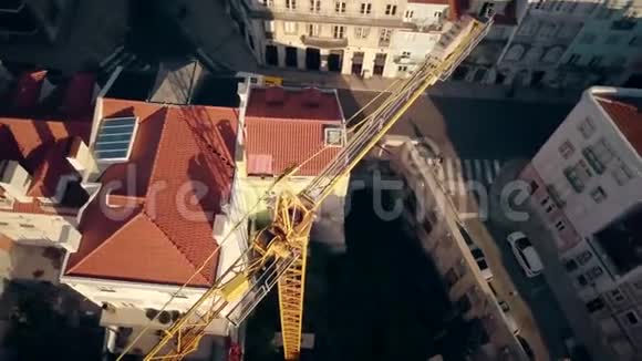 空中无人机在里斯本拍摄建筑起重机视频的预览图