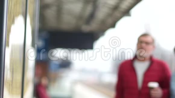 成熟的男女看火车站的时刻表旅行理念夫妻俩端着一杯咖啡视频的预览图