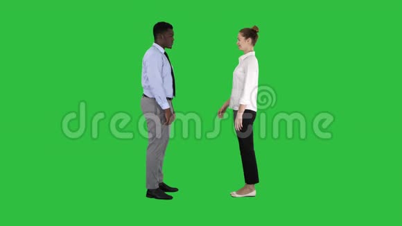 专业的商务人士在绿色屏幕上握手色度键视频的预览图