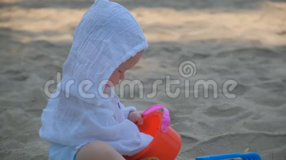 小可爱快乐宝宝玩沙子和沙滩视频的预览图