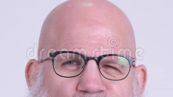 有眼镜的成熟秃头男人的眼睛视频的预览图