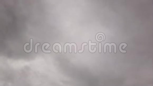 灰蒙蒙的云在时间流逝恶劣的天气和浓密的烟雾天空视频的预览图