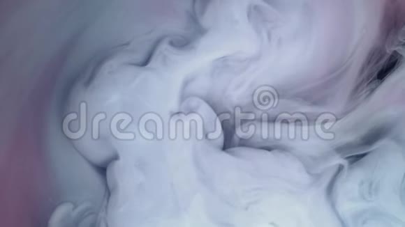 白色油漆云喷涂在收缩背景上视频的预览图