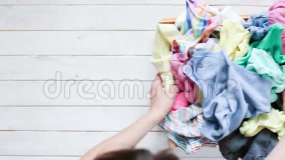 玛丽孔多泰恩的方法概念折叠孩子的衣服视频的预览图