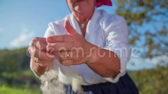 老年妇女检查羊毛视频的预览图