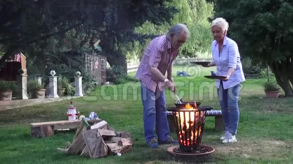 在一个旧的铸铁煎锅里在篝火上煎的鸡蛋很好吃由妻子丈夫提供视频的预览图