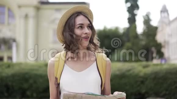在一个美丽的城市外面快乐的女游客积极的旅行者视频的预览图