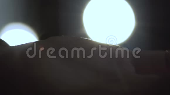 男人的手特写剃须膏滴在手掌上背景上有灯光库存录像化妆品视频的预览图