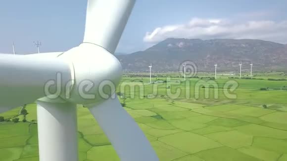 风力发电机在能源站关闭生态能源发电站空中观景风车涡轮机视频的预览图