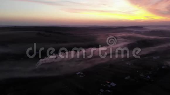 秋日日落时的空中烟雾覆盖视频的预览图