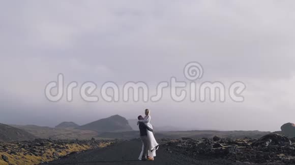 冰岛的年轻夫妇视频的预览图