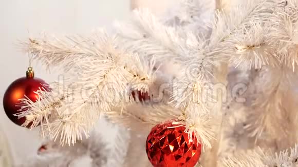 白色圣诞树红色玻璃球视频的预览图