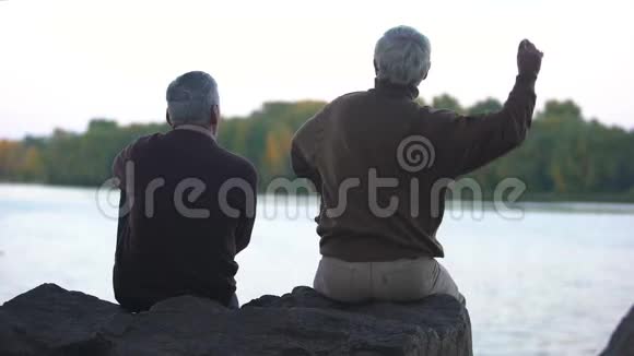 退休老人在河边扔石头周末休息视频的预览图