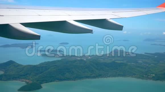 从热带岛屿上空起飞的飞机的窗口观看视频的预览图