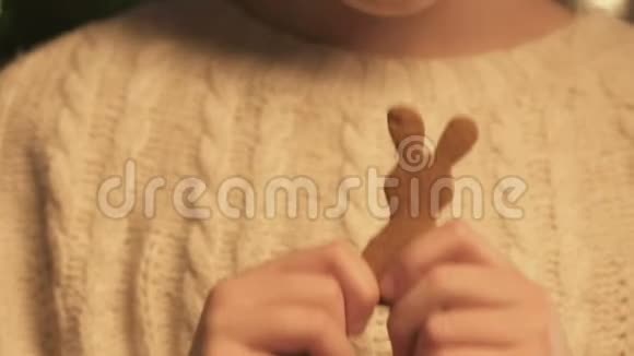女孩咬姜饼的特写孩子喜欢圣诞面包店视频的预览图