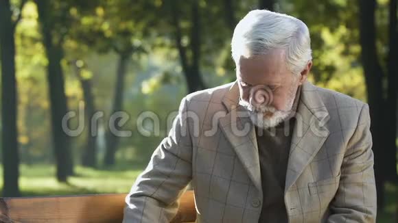 退休男子独自下棋坐在长凳上游戏策略老年爱好视频的预览图