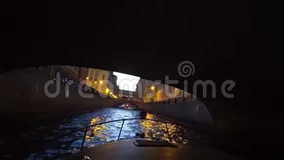 夜晚穿过俄罗斯圣彼得堡的运河河上经过客船船打开水面漂浮视频的预览图