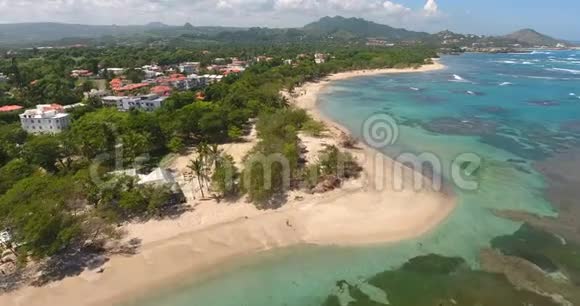 日出时飞越热带白色沙滩的空中景色泰国PhiPhi群岛的呼吸航拍镜头视频的预览图